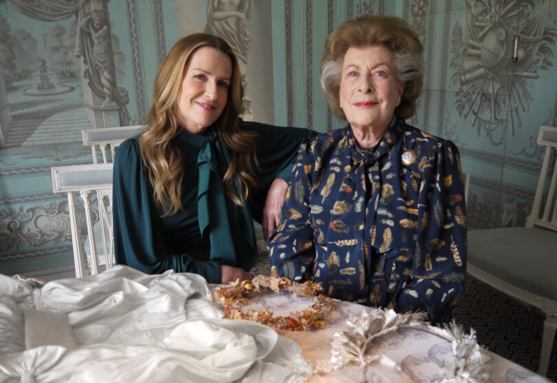 Lady Pamela Mountbatten avec sa fille, India Hicks, échangeant pour le documentaire d’ITV, My Years With the Queen.